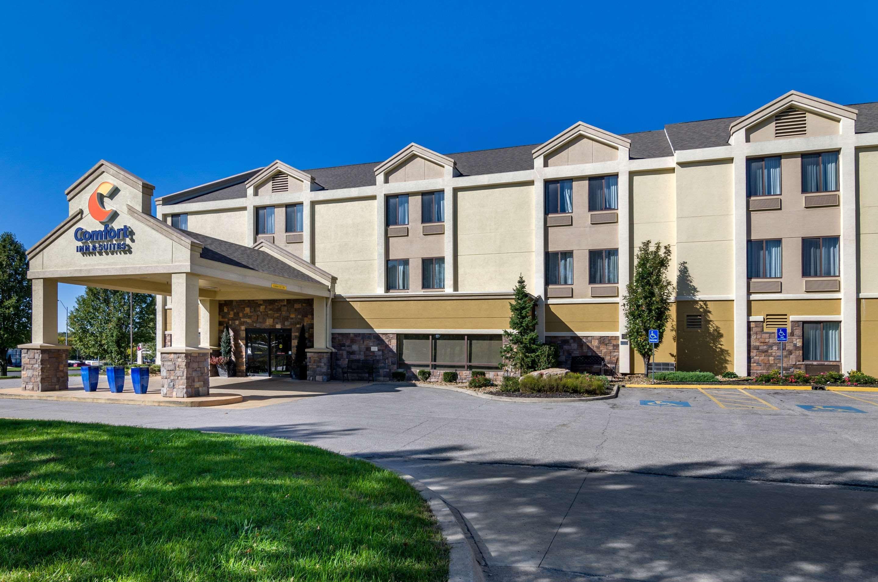 Comfort Inn & Suites Kansas City - Northeast Exterior photo